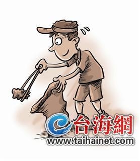 白领开私家车捡垃圾:家里有两套房(图)