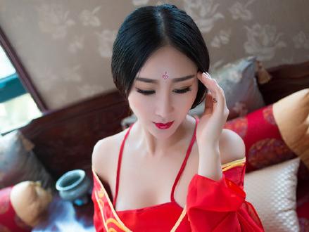 红衣古装美女妖艳撩人肚兜写真图片