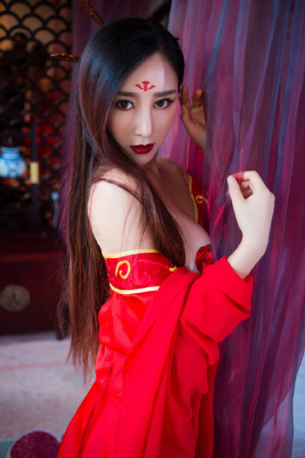 红衣古装美女妖艳撩人肚兜写真图片