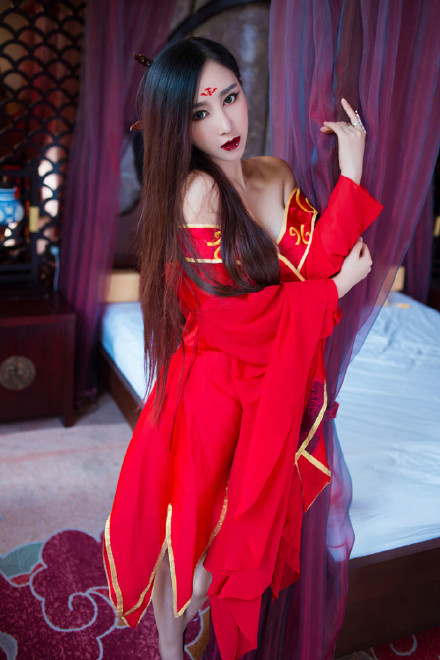 红衣古装美女妖艳撩人肚兜写真图片