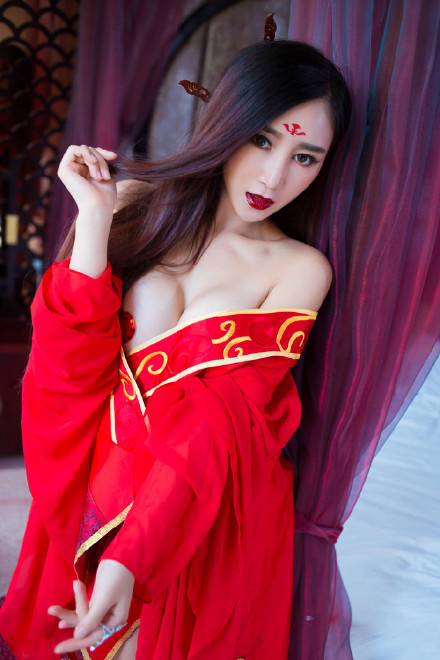 红衣古装美女妖艳撩人肚兜写真图片