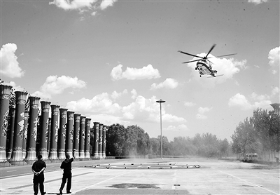 警用直升机对2015年北京世锦赛女子马拉松比赛开展全程空中安保巡控和图像传输保障