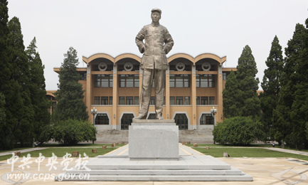 毛泽东全身雕像，名称叫《我们的老校长》。材质为白铜，总高6.5米，作者李象群是鲁迅美术学院副院长，清华大学教授、博士生导师。他也是中国美术家协会雕塑艺术委员会副主任，中国城市雕塑家协会副主席。