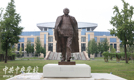 邓小平全身雕像，名称叫《总设计师》。雕像的材质为青铜，总高5.5米，作者吴为山是中国美术馆馆长，南京大学教授、博士生导师，中国美术家协会副主席，中国城市雕塑家协会主席。
