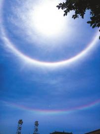 8月30日下午，西昌市上空出现日晕天象，太阳像是戴上了一圈“花环”。与往常不同的是，这次的日晕是“双层”的，吸引了不少市民和游客驻足围观。