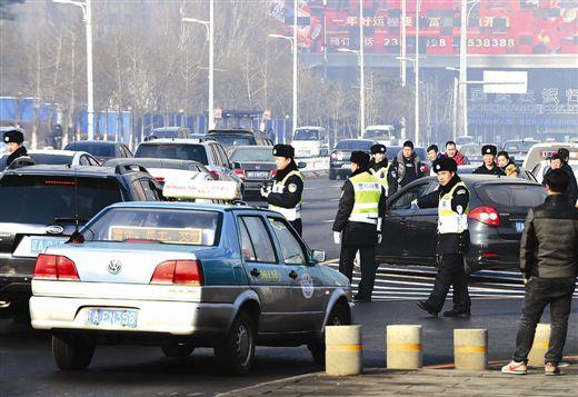 警察在沈阳街头疏导出租车。出租车行新华社 资料图