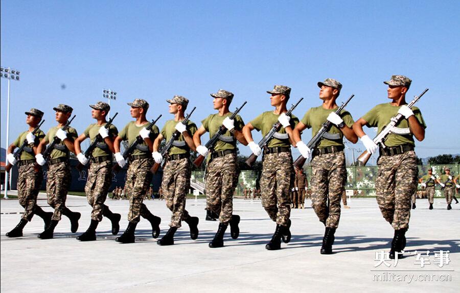 受阅外军:男兵刺刀闪亮 女兵英姿挺拔(组图)