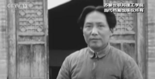 1938年的毛泽东：混着马粪和酸菜味的烟也陶醉不已