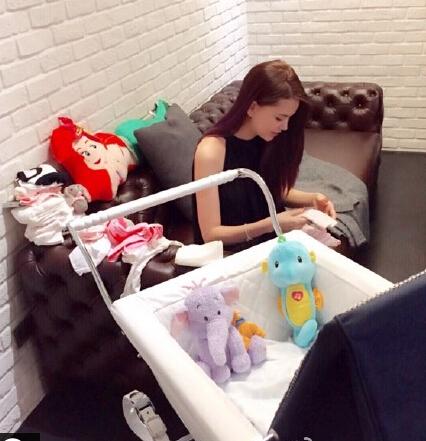 小周周的婴儿车价格高达三万元