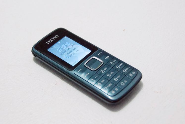 在卢旺达市场上出售的中国Tecno牌手机,售价1
