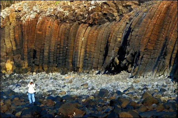 台湾北部大屯火山群停止喷发后,地热携带着强酸和硫磺气体穿过断层,不