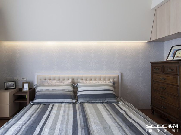 主卧空间,维持着清爽的氛围,床头墙特别不做造型而以灯带及斜切面营造