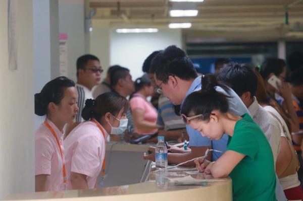 6月18日,北京儿童医院,众多家长在预检台前排