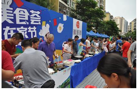 活动场面热闹非凡,美食分享,美食试吃,小丑踩高跷,变魔术,美食试吃,摇