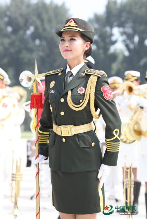 阅兵联合军乐团:父子兵上阵 女兵微笑美(组图)