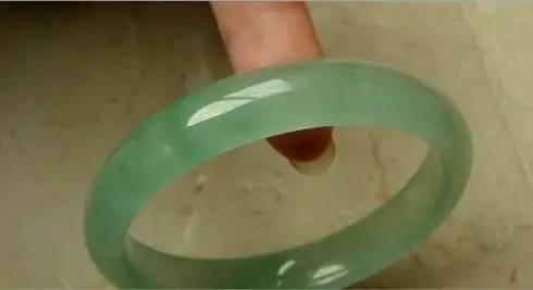 怎样辨别翡翠镯子的颜色是自然的还是人工充进去的呢