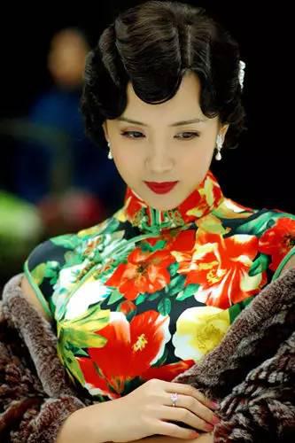 复古手推波纹发型,搭配旗袍风靡了整个上海滩