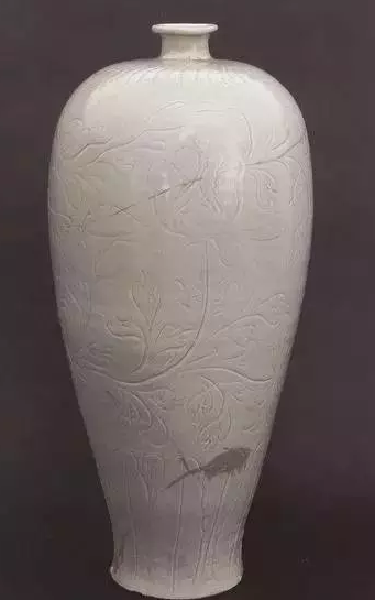 图2,北宋定窑刻花花卉纹梅瓶,高45.3厘米,故宫博物院藏