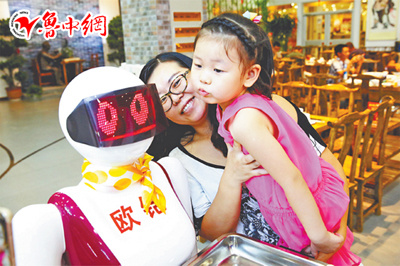 衢州:欧铠餐厅送餐机器人跑堂端菜还哼小曲!