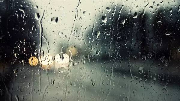 今天我们来聊聊下雨天的时候,车玻璃上的雨水.