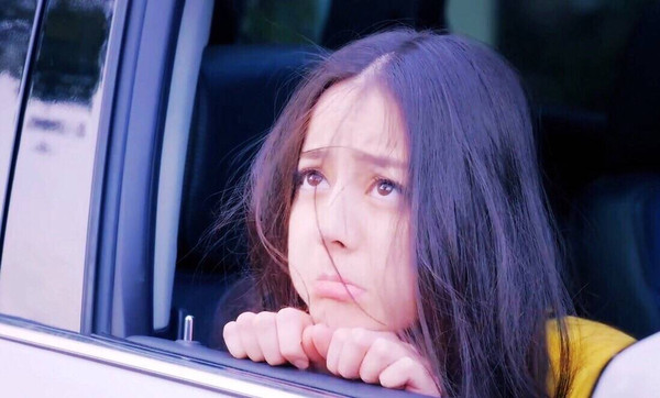 首先是姑娘演戏很用心,一部又一部的大戏找上门来。她的第一部戏是上央视的革命剧《阿娜尔罕》,当时还是学生没有任何正式表演经验的热巴做了很多功课,不但表演收到认可,为人什么的也深得剧组工作人员的欢心。剧组同事推荐她上了《大漠谣》,虽然只是一个小角色,但是开拓了人脉!人脉这个东西在这个圈子有多重要不需要我说了吧,总之接下来于大妈就找上她了,还签约了大幂幂的工作室,《美人制造》《古剑奇谭》这种一看就是在大平台黄金时间播的话题大戏都演了啊!古剑里这么丑的锅盖齐刘海都没有挡住粉丝的爱。