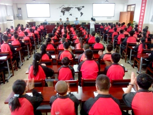 开学天,盂县交警大队教导员康东贵和队员们就忙于赶赴县学校