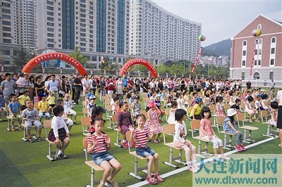 图为中山区东港第一小学新生入学.本报记者王华 摄
