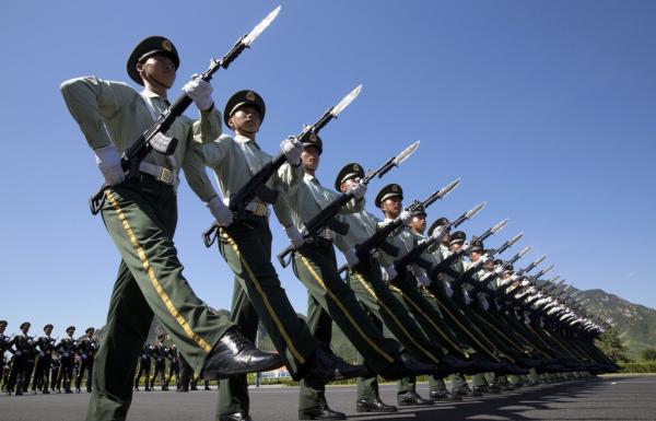 2015年8月22日,北京,抗战胜利70周年大阅兵训练基地,参加阅兵的战士们正在训练。 东方IC 图
