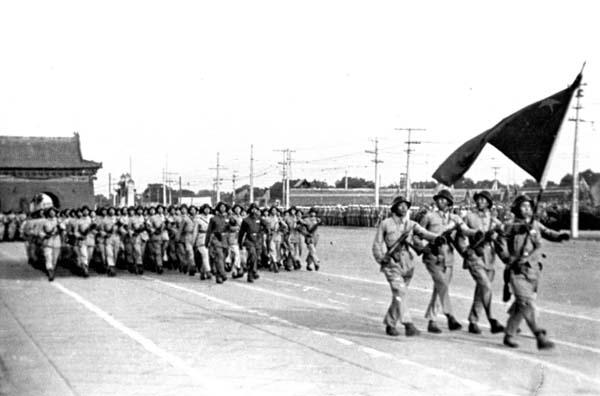 1949年10月1日,中国人民解放军步兵部队迈着整齐的步伐在天安门前接受检阅。 新华社 图