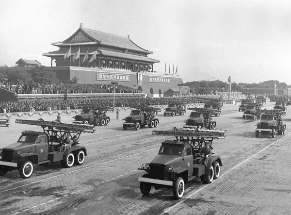 1953年10月1日,中国人民解放军火箭炮部队方阵通过天安门广场。这是火箭炮兵方队第一次出现在受阅队伍中。 新华社 图