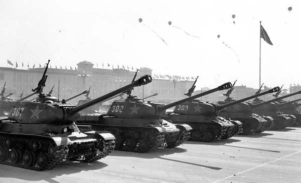 1959年10月1日，中国人民解放军坦克部队通过天安门广场。 新华社 图