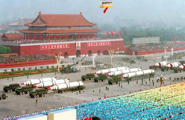 1984年10月1日,战略导弹方阵通过天安门广场。 新华社 图