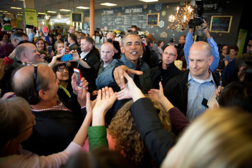 据悉，奥巴马3天的阿拉斯加行已进行到一半，或许因为这样，他大方问随扈甚至记者要不要来份甜点。接着他和店内民众握手，偶尔来几个拥抱。