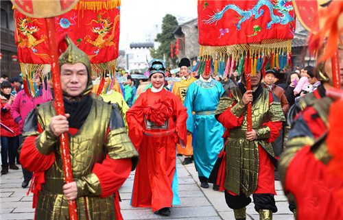古代状元衣锦还乡时,穿的就是大红袍.