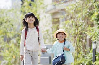 孩子自己放学回家