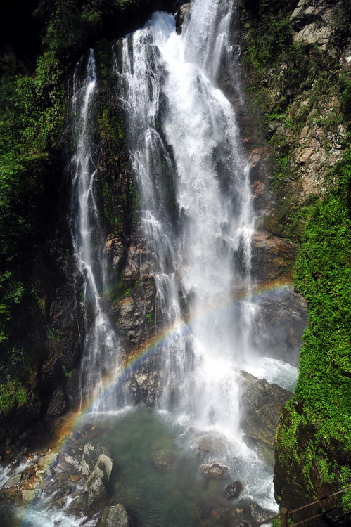 井冈山:气势恢弘的水口彩虹瀑布