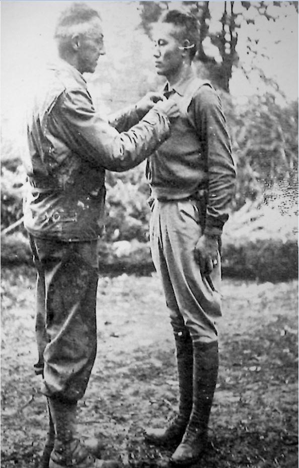 史迪威代表美国总统罗斯福授予孙立人丰功勋章。