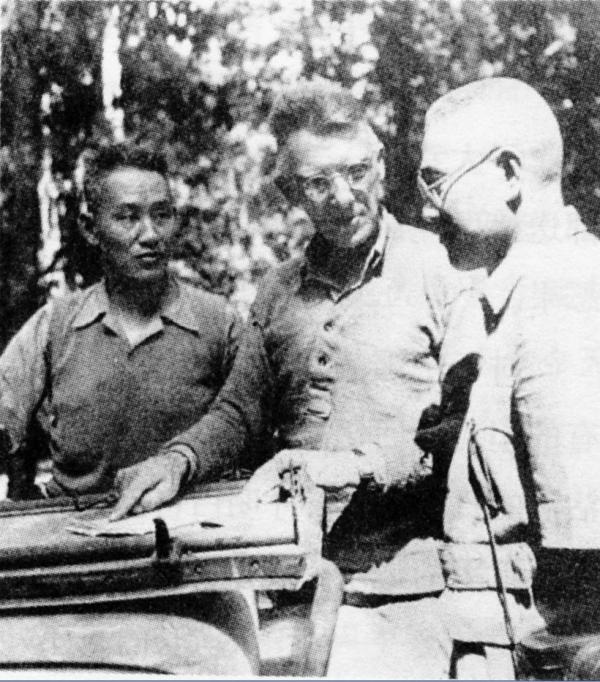 史迪威（中）、孙立人、廖耀湘（右）在缅北前线商讨军情。