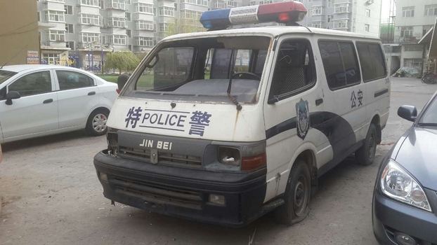 制式警车"趴窝 ",快挪走!(图)