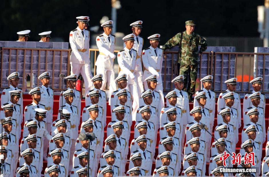 9月3日早上,杨振宁和翁帆提前在北京天安门观礼台就坐,等候阅兵开始.