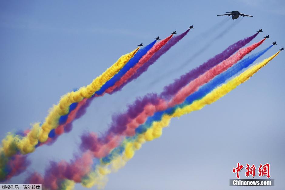 空军受阅机队从京城上空飞过 彩色喷雾夺目(组