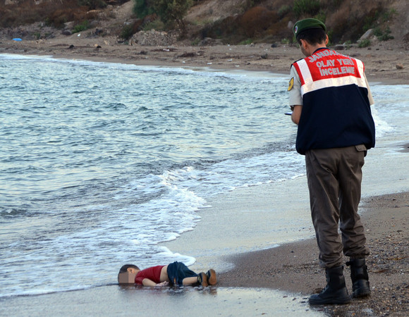 叙利亚男童与家人偷渡希腊溺亡地中海(图)