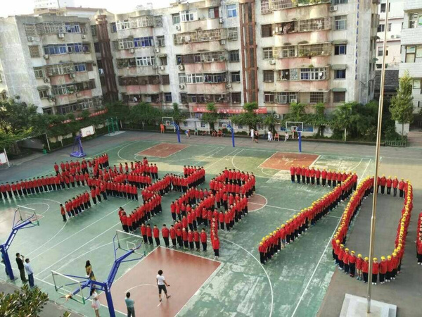 阜阳九中学生摆"70"造型纪念抗战胜利70周年