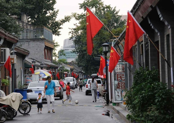 旗开得胜!北京胡同挂国旗迎抗战纪念日