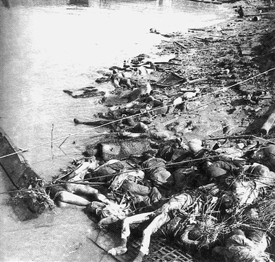 图①:时任日军十六师团辎重联队士兵村濑守保拍摄的下关长江边被日军