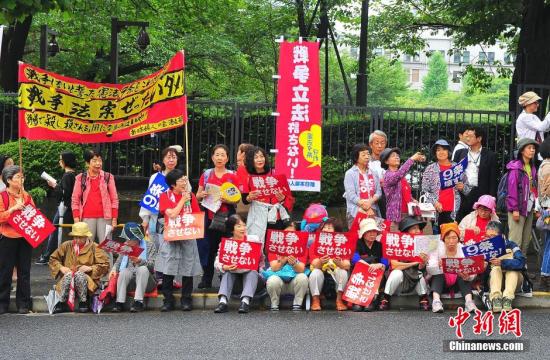 8月30日这波规模罕见的抗议集会和游行活动，在日本各地47个都道府县的300多处进行。 王健 摄