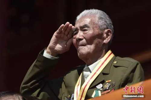 泪流满面!请接受一个抗战老兵已不太标准的军礼