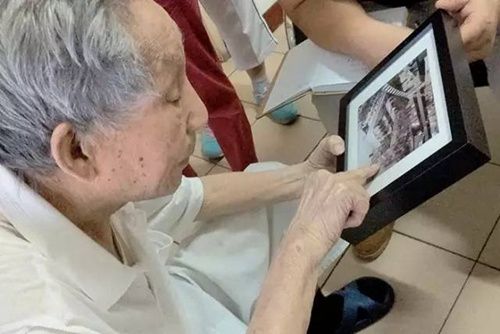 老兵于文瑞1945年在国民革命军湖南芷江宪兵第十团任中尉排长。1945年9月9日,中国战区侵华日军投降签字仪式在南京举行。作为现场警卫,他站在会场签字台出入口,见证了签字仪式的全过程。于文瑞胸前戴着昨天刚领到的中国人民抗日战争胜利70周年纪念章。当行进在受阅方队最前面的国共两党抗战老兵乘车方队画面出现时,坐着凳子上的老人坚持站起来,抬起颤抖的手,在电视机前向曾经的“战友”致敬!