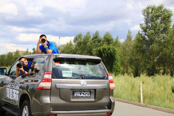 5万买了一汽丰田陆地巡洋舰prado(普拉多)越野车,他经常组织免费的