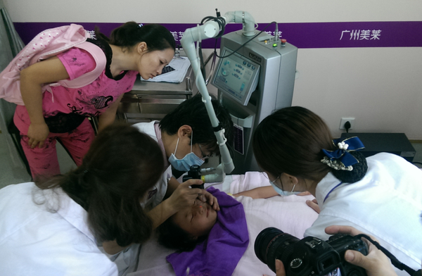 广州美莱全根主任为遭割脸疤痕女孩进行治疗